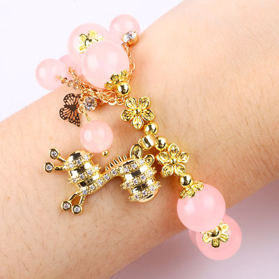 Chiếc vòng đeo tay màu hồng 12mm có nét ngọc quý màu hồng với sự quyến rũ của hươu
