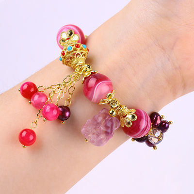 Chiếc vòng tay đá Agate màu hồng 14mm với hình chạm khắc cáo chín đuôi màu tím
