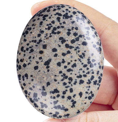 Đá năng lượng tinh thể Dalmatian tự nhiên được đánh bóng Jasper Palm Stone hình bầu dục Đá năng lượng tinh thể Dalmatian cho trang trí tòa nhà
