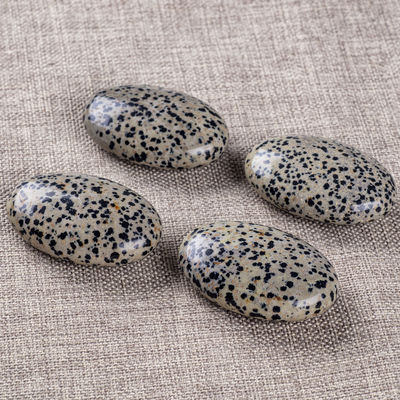 Đá năng lượng tinh thể Dalmatian tự nhiên được đánh bóng Jasper Palm Stone hình bầu dục Đá năng lượng tinh thể Dalmatian cho trang trí tòa nhà