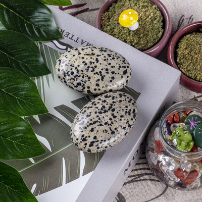 Đá năng lượng tinh thể Dalmatian tự nhiên được đánh bóng Jasper Palm Stone hình bầu dục Đá năng lượng tinh thể Dalmatian cho trang trí tòa nhà