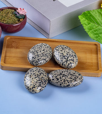 Đá năng lượng tinh thể Dalmatian tự nhiên được đánh bóng Jasper Palm Stone hình bầu dục Đá năng lượng tinh thể Dalmatian cho trang trí tòa nhà