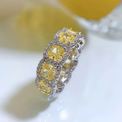 Chiếc nhẫn cưới và đính hôn bằng đá quý màu vàng sang trọng cho bữa tiệc