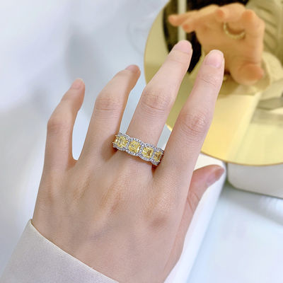 Chiếc nhẫn cưới và đính hôn bằng đá quý màu vàng sang trọng cho bữa tiệc
